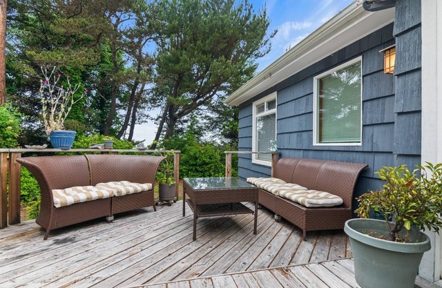 Charming Coastal Cottage, Pet Friendly, Patio w/BBQ, WiFi, 1/2 Mile to Beach, 5 Miles to Casino