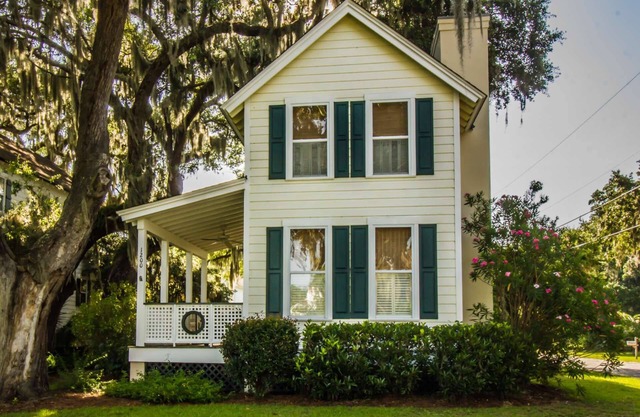 Charming Coastal Cottage Near Beaufort & Parris Island: 2BR, Near Shops, Beaches & Nature!