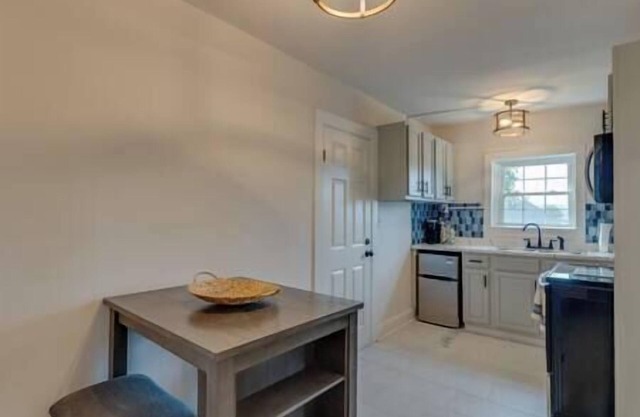 Charming Colonial - Just 2 Miles from Broadway!