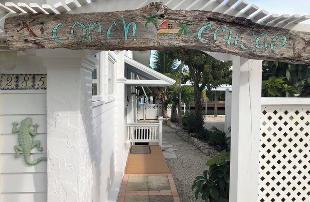 Charming Conch Cottage on deep water canal in Little Torch Key