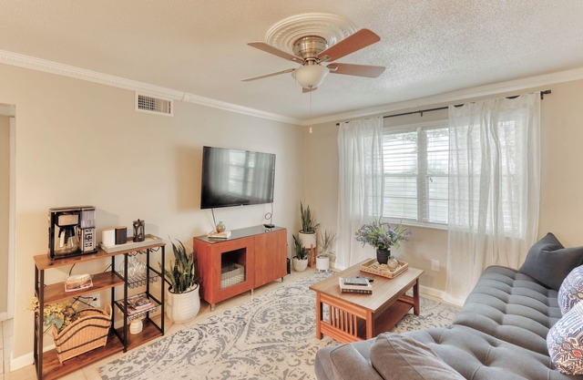 Charming condo close distance to Honeymoon Island!