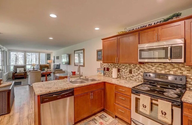 Charming condo on the golf course. 15 min from McCall.