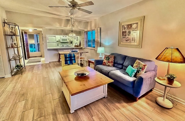 Charming condo with amazing gulf views & screened lanai