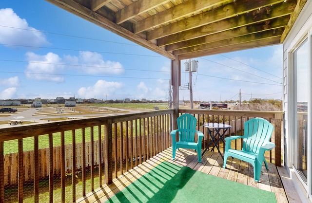 Charming condo with on-site pool, amazing ocean views, & private deck