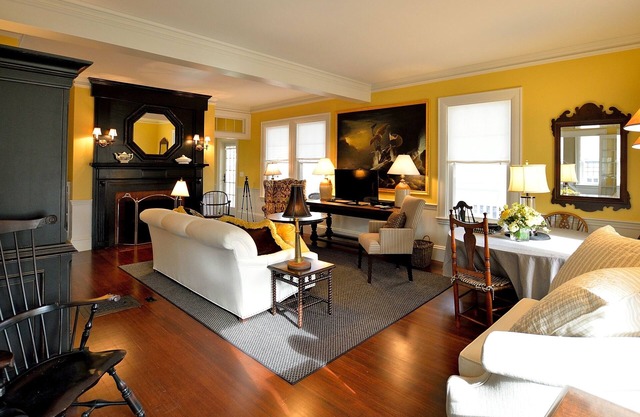 Charming Converted Carriage House, Historic Downtown near Harbor