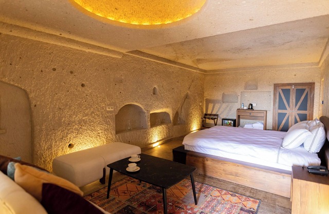 Charming Corner Cave Suite 103