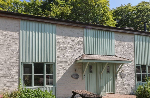 Charming Cornish cottage with private hot tub/shared pool, nr Falmouth/Helford