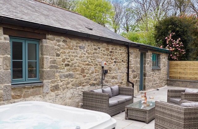 Charming Cornish cottage with private hot tub/shared pool, nr Falmouth