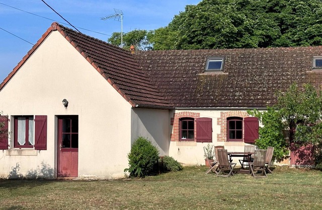 Charming Cottage Near Nature Reserve with Modern Comforts, Fireplace, and Scenic Garden