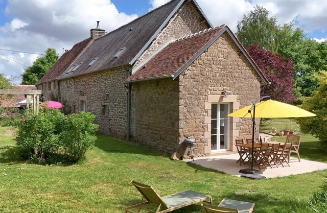 Charming cottage with large garden, near Saint-Fraimbault
