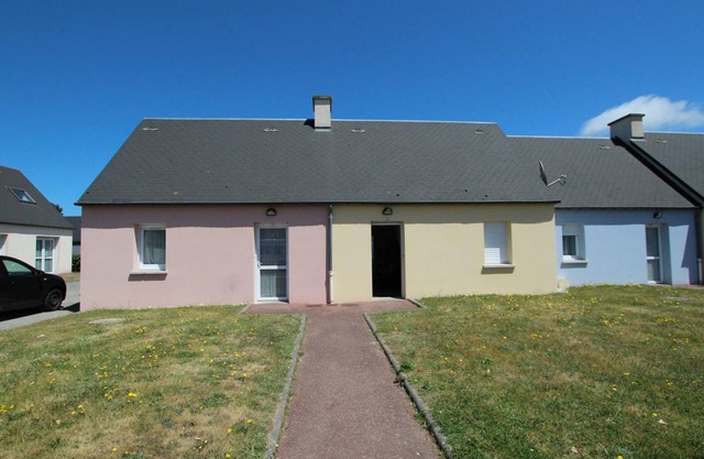 Charming Cottage with Garden near Surf Beach, Pet-Friendly, WiFi, Tennis, Family Amenities