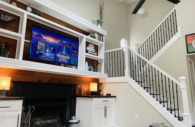Charming Cottage by the Bay with Hot Tub, Gourmet Kitchen & Community Beach