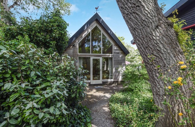 Charming Cottage “De Kleine Bonte Specht” with Wi-Fi, Terrace & Barbecue