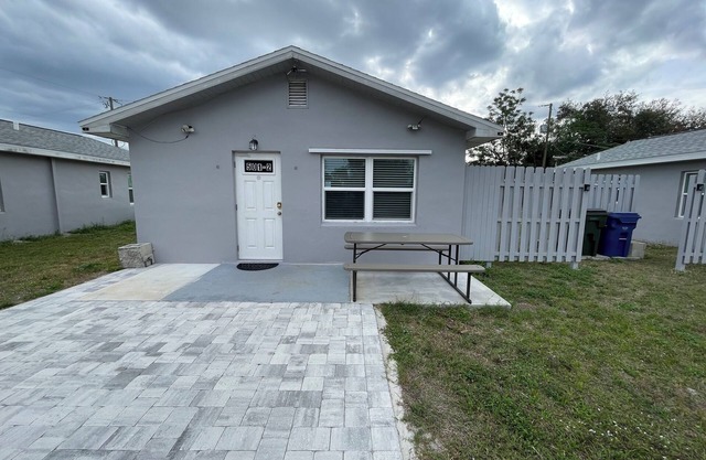 Charming cottage for 2 across warm mineral springs park