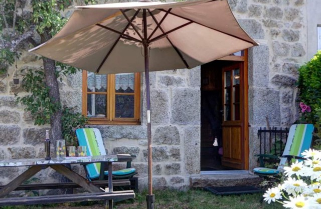 Charming cottage in Estivareilles, pets allowed