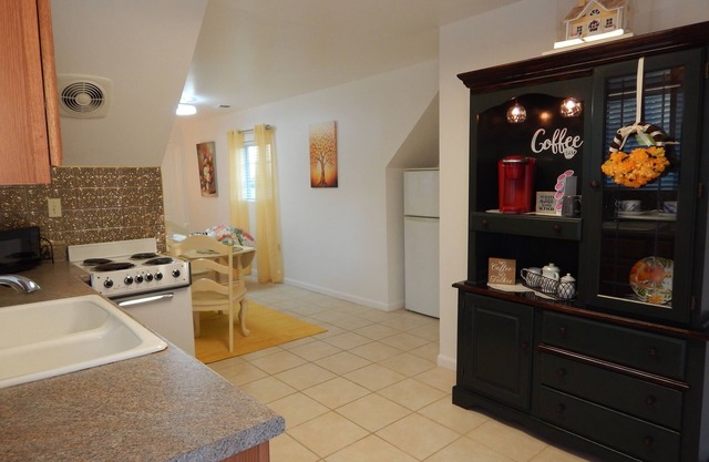 Charming cottage in a private guest house in Lebanon and minutes to Nashville TN