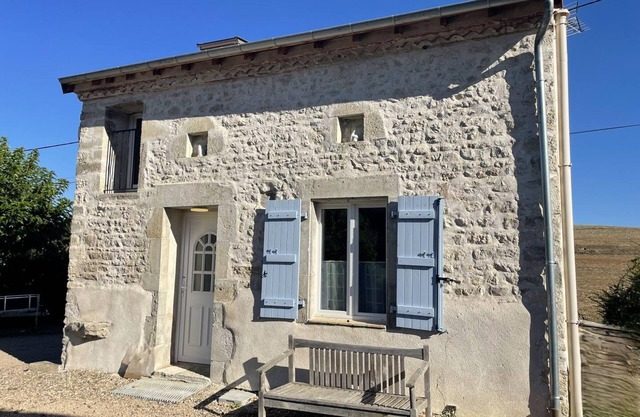 Charming cottage in Bellenaves, pets allowed, parking, nature