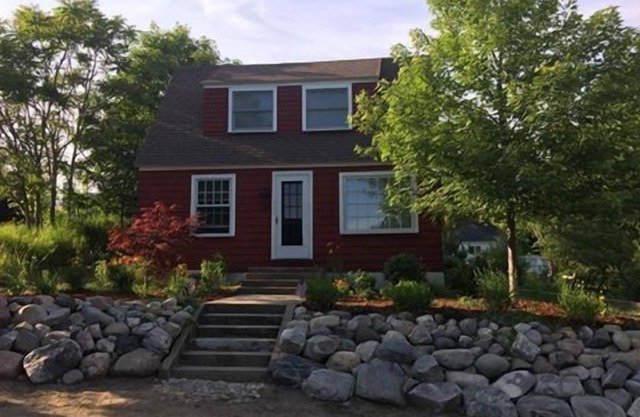 Charming cottage in the village. Walk everywhere. Air conditioning. Dog ok.