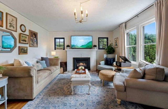 Charming cottage in the city; walk to Main Street