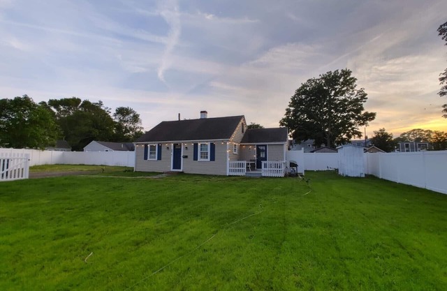Charming cottage in Hyannis walk to downtown, beach, Harbor, pet friendly fence