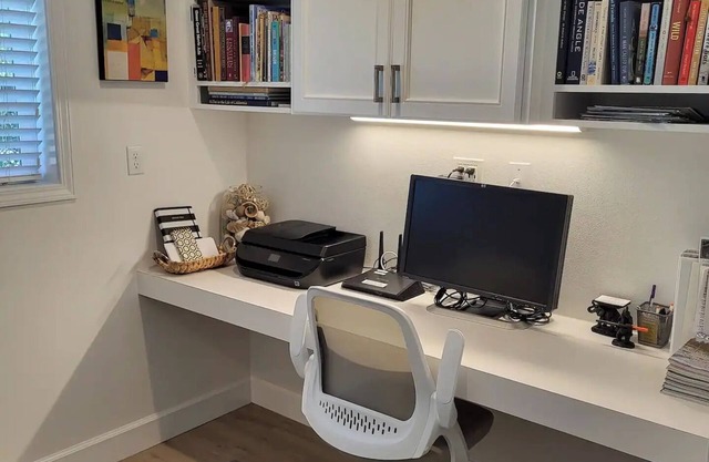 Charming cottage in West Linn - A/C, Free Parking Washer/Dryer, Workspace, Wifi!