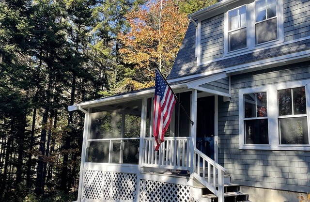 Charming Cottage just a short walk to Pemaquid Beach!
