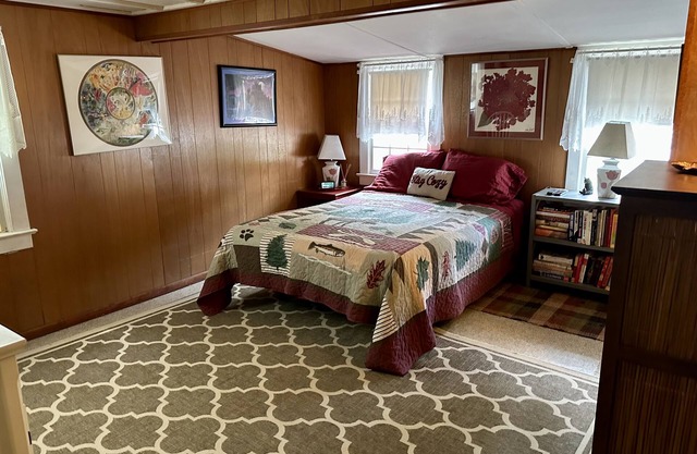 Charming Cottage - Lake George's Hidden Staircase