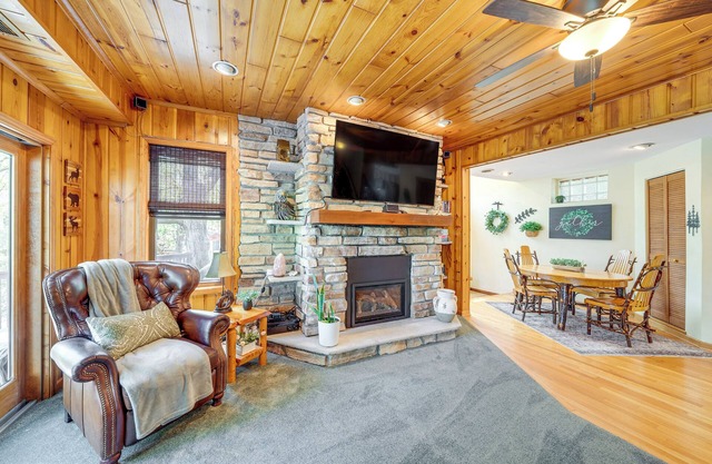 Charming Cottage: Steps to Lake Wandawega!