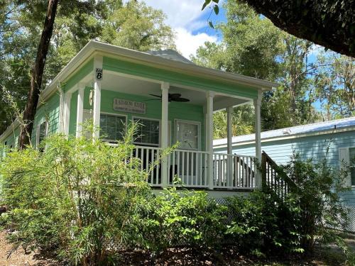 Charming Cottage Surrounded by Trees in Dunnellon, Florida