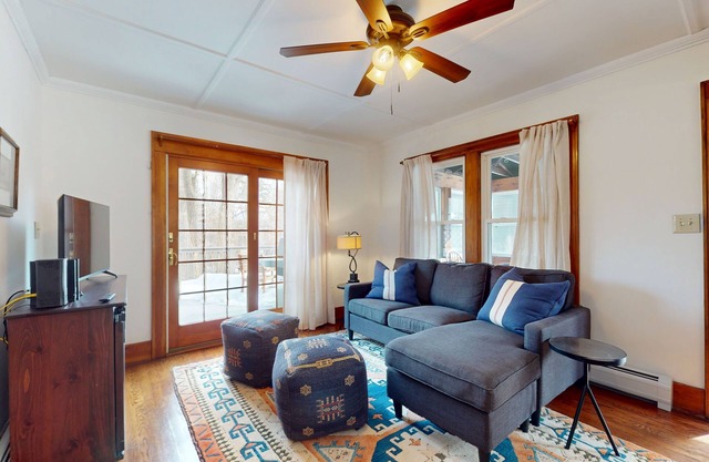 Charming cottage w/deck, yard & fire pit - close to lake and town