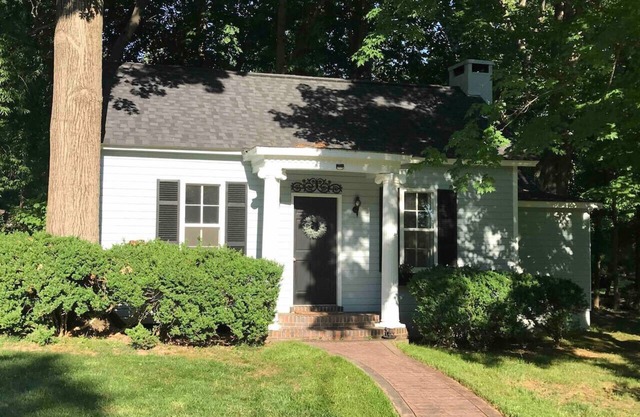 Charming Cottage w/KING Bed - 1m To Downtown!