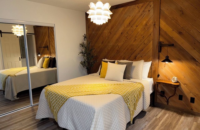 Charming cottage with AC in lovely Lutz, 5min from The Tampa Outlets & much more