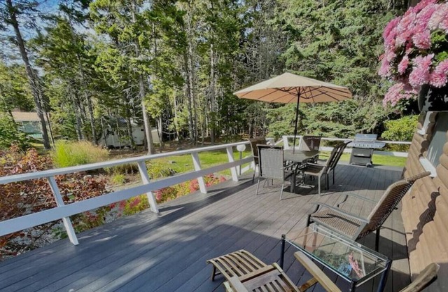 Charming Cottage with Spacious Deck & Sunroom on Ocean Point