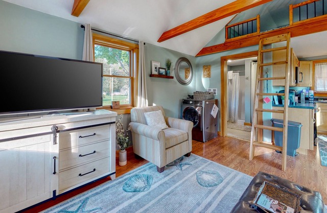 Charming cottage with a fully-equipped kitchen, washer/dryer, WiFi & streaming