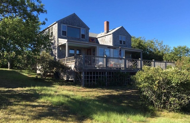 Charming Cottage with Large Deck and Ocean Views, Short Walk to beaches