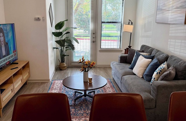Charming & Cozy 1BR/1BA/2BEDS. Pool/Gym/Shops