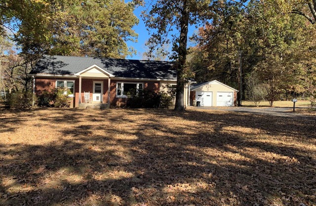 Charming & cozy 2-bedroom cottage in historic Lawrenceburg just 1 mile to town!