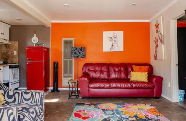 Charming Cozy 2-bedroom cottage in amazing Los Angeles with WiFi, AC