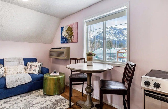 Charming Cozy, Child Friendly 1 Bedroom Condo Mountain Escape with Mountain View
