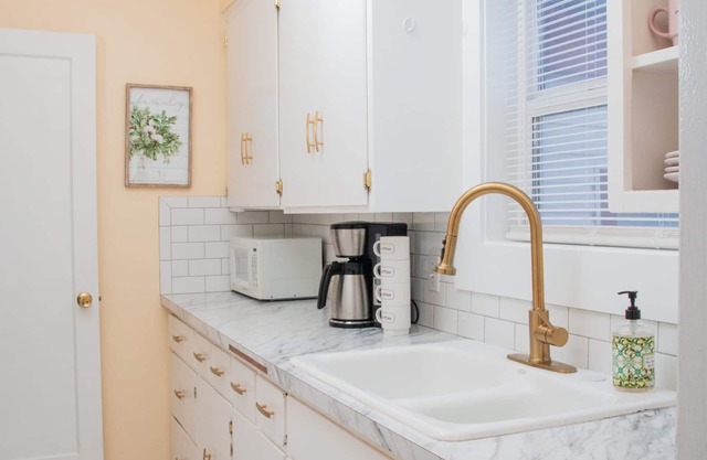 Charming cozy cottage on historic numbered streets