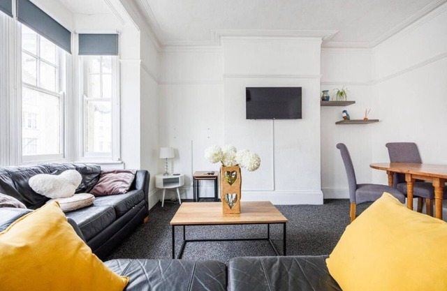 Charming & Cozy 2BR Excellent Location w/WiFi & Netflix by Everhome Ltd
