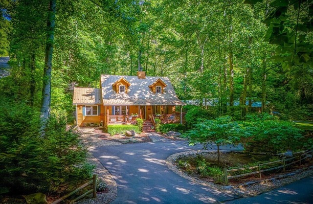 Charming Creek side cottage in Maggie Valley. Close to Cataloochee, and Cherokee