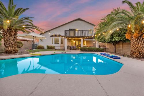 Charming Desert Stay - Fire Pit - Pool - Fast WiFi
