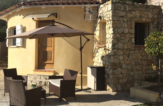 charming detached house, residential area, T3, terrace, garden