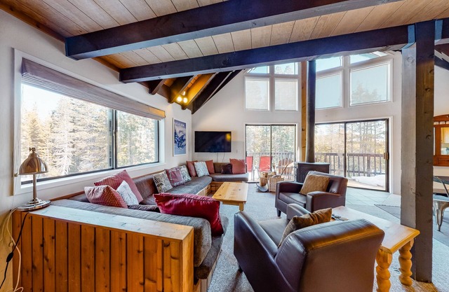 Charming dog-friendly cabin with XC skiing & bike trails outside the door