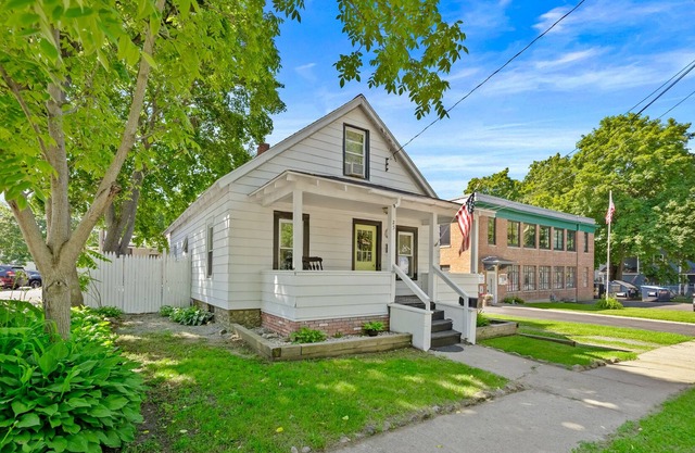 Charming dog-friendly home with pool, firepit, full kitchen, & W/D