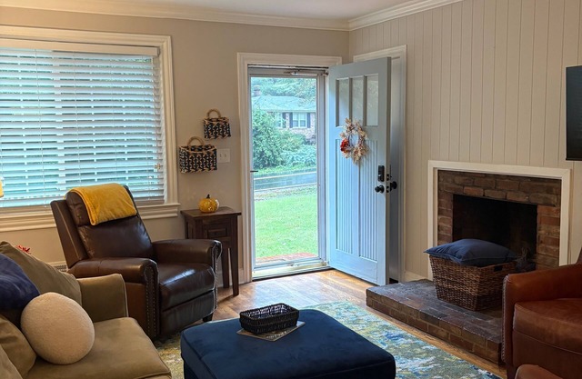 Charming downtown 3-bed family-friendly cottage home. Pets OK