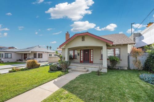 Charming Downtown Retreat with free parking