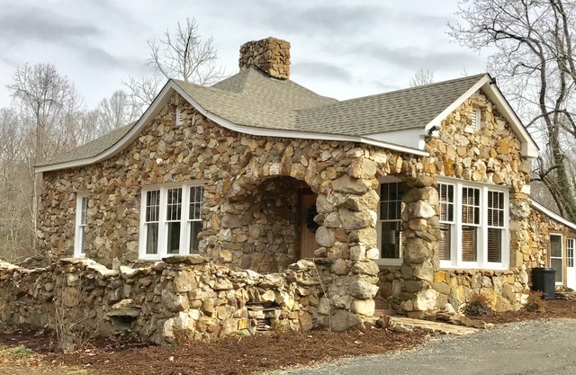 Charming, Early 1900's Cottage, Newly Renovated, Hot Tub, Fire Pit