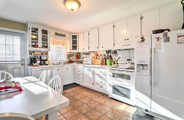 Charming East Falmouth Home w/Hot Tub!